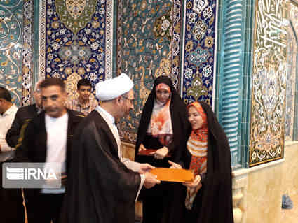 تقدیر از دختر محجبه و قهرمان پرتاب وزنه ایلامی در مصلی نماز جمعه