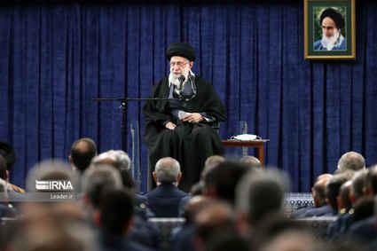 دیدار جمعی از فرماندهان و کارکنان نیروی هوایی ارتش با فرمانده کل‌قوا؛ رهبر انقلاب: ۲۲ بهمن امسال مظهر عزت مردم و اتحاد ملی است