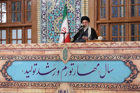رهبر انقلاب اسلامی در اجتماع زائران و مجاوران حرم مطهر رضوی علیه‌السلام: تحول یعنی رفع نقاط معیوب؛ منظور دشمن از دگرگونی تغییر هویت جمهوری اسلامی است