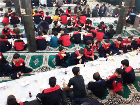 برگزاری مراسم افطاری اعضای باشگاه مهر عظام در ایلام
