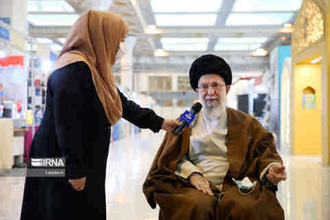 در پایان بازدید از نمایشگاه کتاب تهران؛ رهبر انقلاب: به رغم گسترش فضای مجازی، کتاب همچنان در جایگاه والای خود قرار دارد