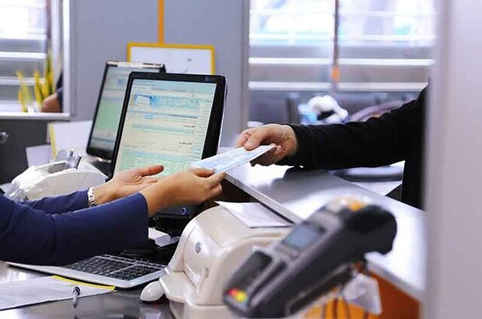 هجمه های بی اساس علیه کارکنان بانکها زیبنده این قشر زحمتکش نیست