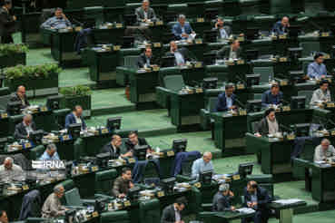 در جریان بررسی لایحه برنامه هفتم مصوب شد: کاهش ۱۵ درصدی کارکنان دولت تا پایان برنامه هفتم