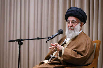 در حاشیه بازدید از توانمندی‌های نیروی هوافضای سپاه؛ رهبر انقلاب: دولت‌های اسلامی حداقل برای یک مدت محدود، رابطه خود با صهیونیست‌ها را قطع کنند