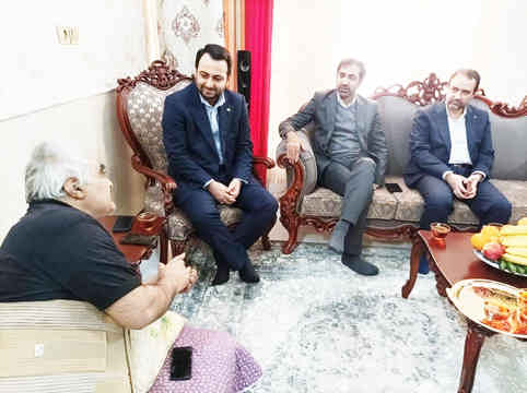 در جریان سفر استانی مدیران بانک به این استان انجام شد/ عیادت از کارمند پیشکسوت و جانباز بانک صادرات ایران در قم