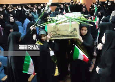 استقبال پرشور دانش آموزان ایلامی از شهدای گمنام هشت سال دفاع مقدس