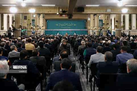 در دیدار با تولیدکنندگان و فعالان اقتصادی؛ رهبر انقلاب: حمایت دولت و مسئولیت‌پذیری بخش خصوصی زمینه‌ساز بهبود اوضاع کشور است