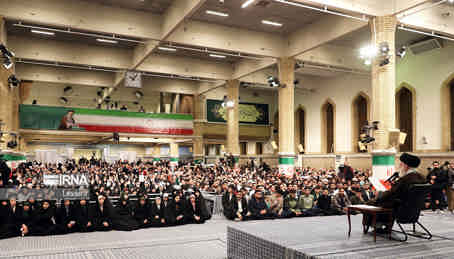 در دیدار جمعی از رأی اولی‌ها و خانواده‌های شهدا با رهبر انقلاب؛ رهبر انقلاب: انتخابات ضعیف باشد همه ضرر می‌کنند/از زاویه منافع ملی نگاه کنیم