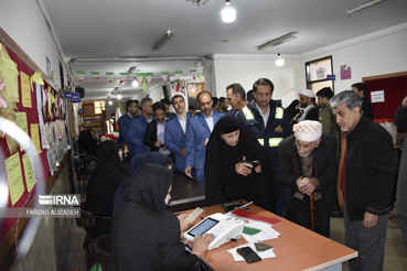 حضور مردم ایلام در پای صندوق های اخذ رای