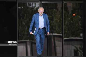 قدردانی رئیس جمهور از خدمات «حسینی» در معاونت پارلمانی دولت