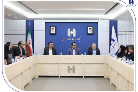 اقناع و پاسخگویی شفاف و صادقانه به افکار عمومی از وظایف روابط‌عمومی‌ است