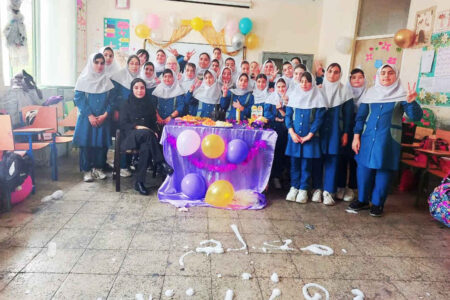 جا مانده‌ام در دل بچه‌ها، با دستی پر از دست‌های کوچک   *زهرا قاسمیان