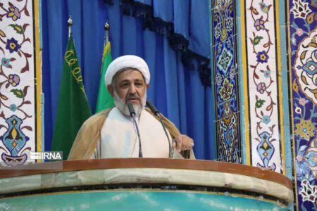 خطیب جمعه ایلام: مسیر اقتدار ملی ادامه می‌یابد/ اربعین مردمی بماند