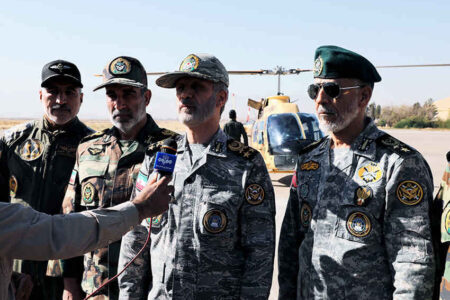 فرمانده کل ارتش: تمام تحرکات دشمن را به دقت رصد می‌کنیم