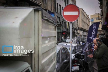 قاب زندگی | تهران، میدان رقابت عابرین و خودروها