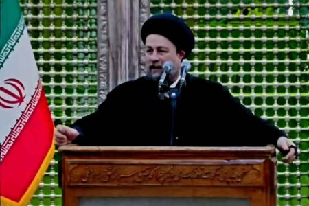 سید حسن خمینی: دشمنان از هر سو آمده‌اند، اگر با هم باشیم بسیار قوی هستیم