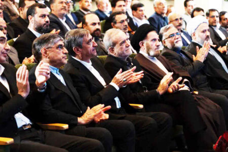 تا مسئولان قول ندهند تریبون را رها نمی‌کنم!