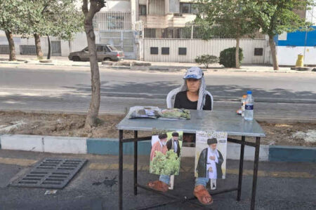 حضور دهه نودی‌ها با توزیع عکس رهبر شهید/ او محبوب همه نسل‌ها بود