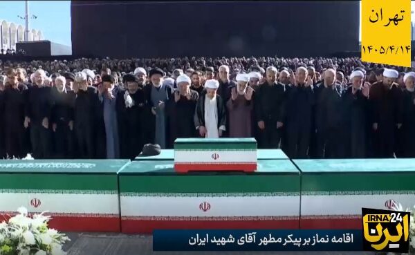 اقامه نماز بر پیکر مطهر مجاهد شهید امام خامنه‌ای و خانواده ایشان + فیلم
