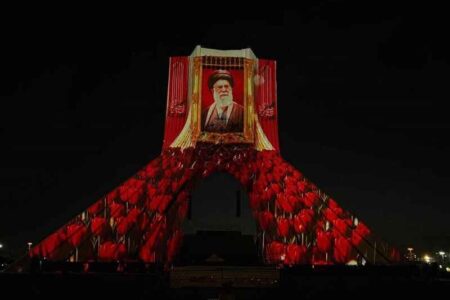 تصویر و حماسه بدرقه رهبر شهید بر برج آزادی نقش بست
