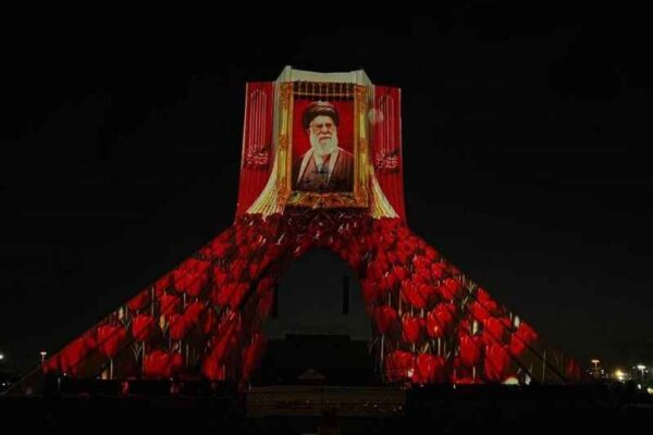 تصویر و حماسه بدرقه رهبر شهید بر برج آزادی نقش بست