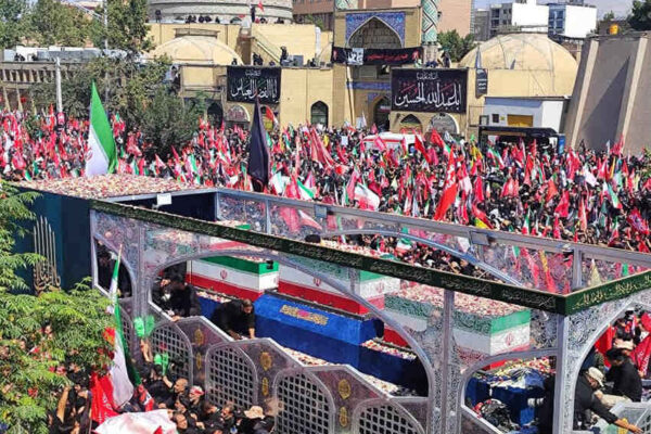 خودروی حامل پیکر رهبر شهید به میدان آزادی رسید