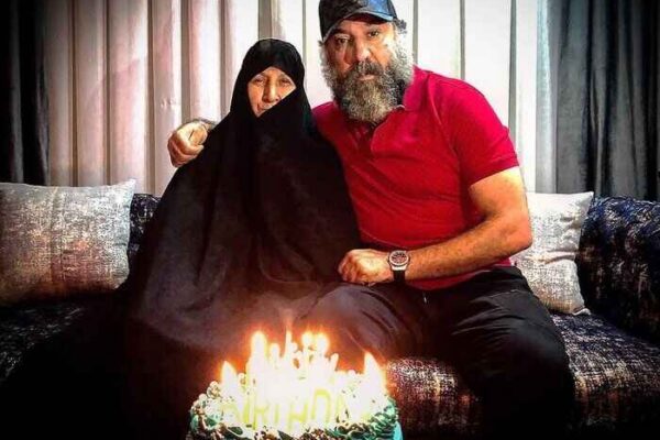 اشک‌های ننه علی در روز تولد پسرش؛ هنوز منتظر دیدنش هستم