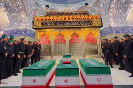 حال وهوای حرم حضرت عباس (ع) در استقبال از پیکرهای مطهر شهدای خانواده رهبر شهید