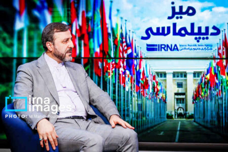 غریب آبادی: تفاهم ایران و عمان درباره ترتیبات تنگه هرمز در آستانه نهایی شدن است