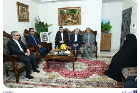 دیدار افشین خانی با خانواده اولین شهید بانک صادرات ایران/ تاکید بر الگوبرداری از سیره شهدا در خدمت‌رسانی به مردم